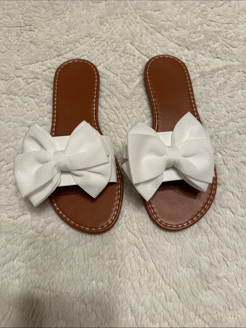 New White Bow Slide Sandals on Brown Footbed. Size 9